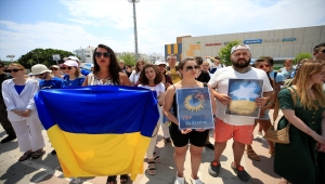 Antalya'da yaşayan yerleşik yabancılar, Rusya'nın Ukrayna'ya saldırılarını protesto etti