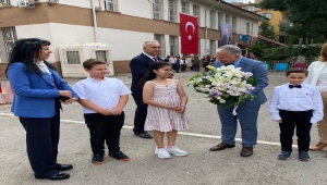 Çankaya Kaymakamı Duru ilkokul öğrencilerine karnelerini verdi