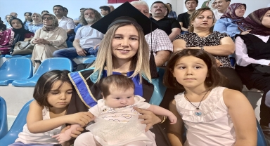 Dört çocuk annesi azmetti, üniversite eğitimini tamamladı