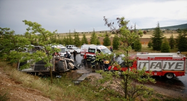 Eskişehir'de otomobil ile karavanın çarpışması sonucu 5 kişi yaralandı