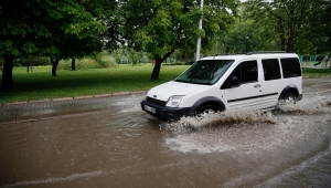 Eskişehir'de sağanak, su baskınlarına neden oldu