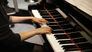 Eskişehir'de teknik üniversite öğrencileri enstrüman çalmayı da öğreniyor