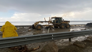 Etkili sağanak Şereflikoçhisar-Aksaray kara yolunda ulaşımı aksattı