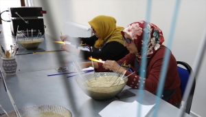 Ev kadınları camı sanata dönüştürüyor