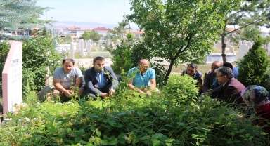 Gazeteci Erdoğmuş, mezarı başında anıldı