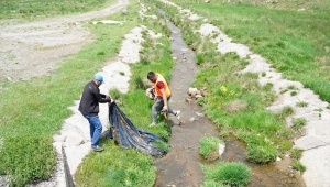 Gönüllüler Erciyes'te 4,8 ton atık topladı