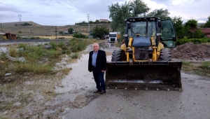 Güdül Belediyesi selden etkilenen yolları temizliyor