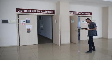 Kanserle mücadele eden akademisyen yazdığı kitaplarla yaşama tutunuyor