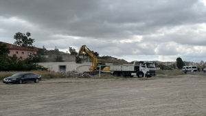 Kapadokya'da kaçak yapılar iş makineleriyle yıkıldı