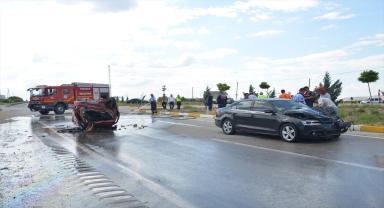 Karaman'da iki otomobilin çarpışması sonucu 4 kişi yaralandı