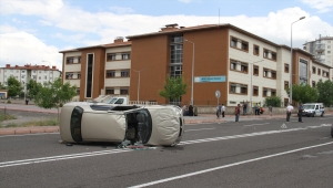 Kayseri'de iki otomobilin çarpıştığı kazada 2 kişi yaralandı