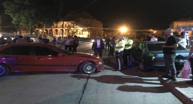 Kayseri'de otomobiliyle drift yapmak isteyen sürücü park halindeki araca çarptı