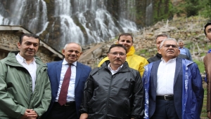 Kayseri Valisi Çiçek, selin yaşandığı Yahyalı ilçesinde incelemelerde bulundu