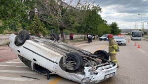 Kırıkkale'de devrilen otomobildeki 2 kişi yaralandı