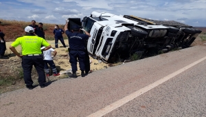 Kırıkkale'de su kanalına devrilen tırın sürücüsü öldü