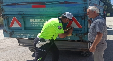 Kırşehir'de traktör römorklarına reflektör takıldı