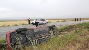 Konya'da şarampole devrilen otomobildeki iki kişi yaralandı