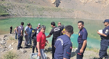 Serinlemek için su birikintisine giren çocuklardan 2'si öldü