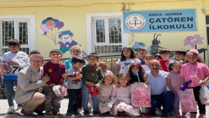 Konya'da üniversiteliler ilkokul öğrencilerini hediye oyuncaklarla mutlu etti 