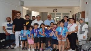 Minik yüzücüler Kaymakam Kolsuz'u ziyaret etti