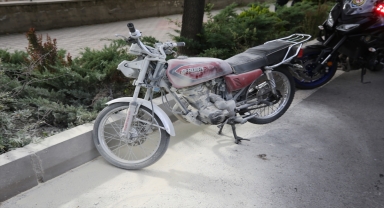 Nevşehir'de ehliyetsiz sürücü polise yakalanacağını anlayınca motosikletini ateşe verdi