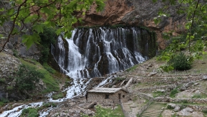 Sıcak havada serinleten şelale 