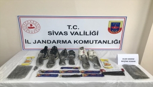 Sivas'ta ayakkabı ve çikolata paketine gizlenmiş esrar ele geçirildi
