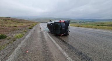 Sivas'ta devrilen otomobildeki 5 kişi yaralandı 