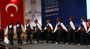 Sivas'ta eğitim gören yabancı öğrenciler halay çekip türkü söyledi