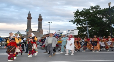 Sivas'ta halk oyunları yarışmacılarının yöresel kıyafetli korteji ilgi gördü