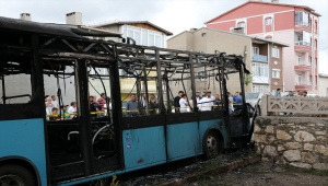 Sivas'ta park halindeki halk otobüsü yandı 
