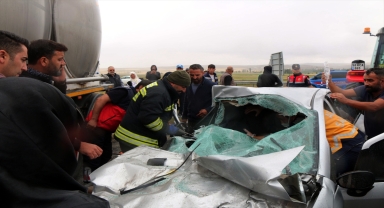 Sivas'ta süt tankeriyle otomobilin çarpıştığı kazada 3 kişi yaralandı