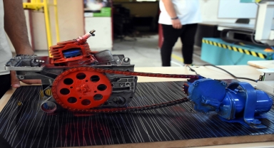 Üniversite öğrencileri atık malzemeleri teknolojiyle buluşturdu 