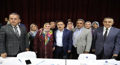 Vali Gökmen Çiçek, halk günü toplantısında vatandaşları dinledi 