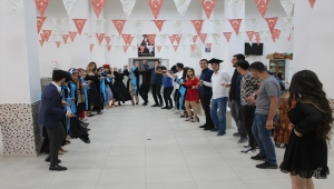 Yunak'ta üniversite öğrencileri mezuniyet sevinci yaşadı