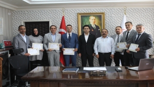 Yunak4ta başarılı öğretmenlere Kaymakam Karahan'dan üstün başarı belgesi
