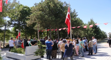 15 Temmuz kahramanı şehit Ömer Halisdemir'in kabrinde ziyaretçi yoğunluğu