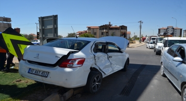 Aksaray’da otomobil ile tırın çarpışması sonucu 4 kişi yaralandı