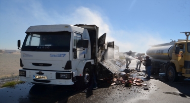 Aksaray'da seyir halindeki kamyonun kasası yandı