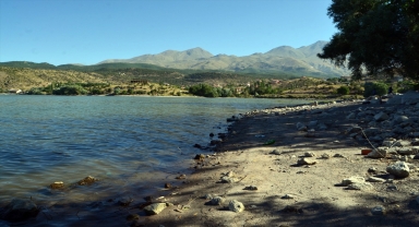 Aksaray'daki Helvadere Göleti'nde balık ölümlerine ilişkin inceleme başlatıldı
