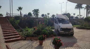 Alanya'da minibüsün sitenin bahçesine düşmesi sonucu 1 kişi yaralandı