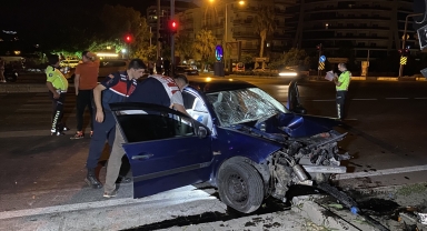 Alanya'da otomobil sinyalizasyon direğine çarptı, 1 kişi öldü, 3 kişi yaralandı