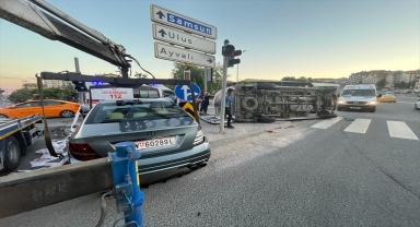 Ankara'da otomobil ile ambulansın çarpışması sonucu 3 kişi hafif yaralandı