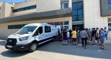 Antalya'da ağaca çarpan otomobilin sürücüsü hayatını kaybetti