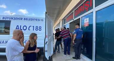 Antalya'da aydınlatma direğine çarpan motosikletin sürücüsü öldü