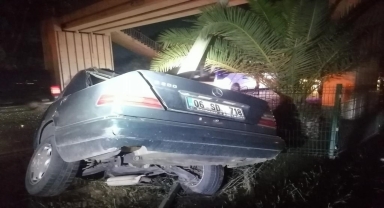 Antalya'da aydınlatma direğine çarpan otomobilin sürücüsü öldü