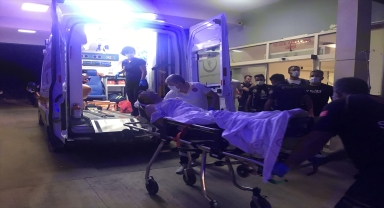 Antalya'da bıçaklı kavgada 3 kişi yaralandı 