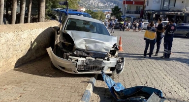 Antalya'da freni arızalanan minibüs park halindeki 8 araca çarptı