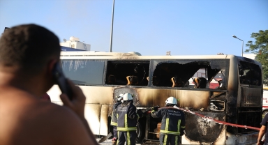 Antalya'da hareket halindeyken alev alan yolcu otobüsü yandı