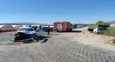 Antalya'da iki otomobil çarpıştı, 4 kişi yaralandı